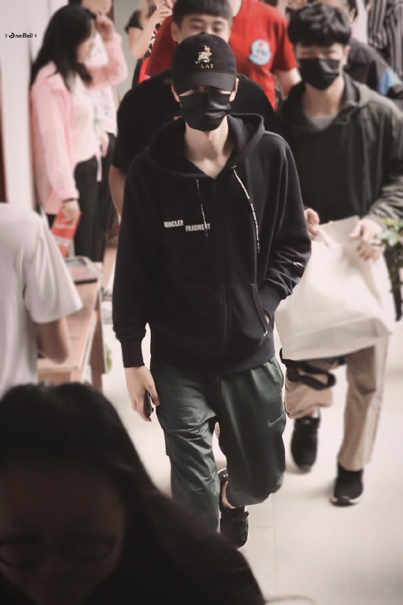 Yibo_Thailand's tweet photo. 191002 | อี้ป๋อไปทำงานเช้านี้ครับ✌🏻

Cr. Oneball·王一博
#WangYibo #王一博 https://t.co/uPQiUbtiQf