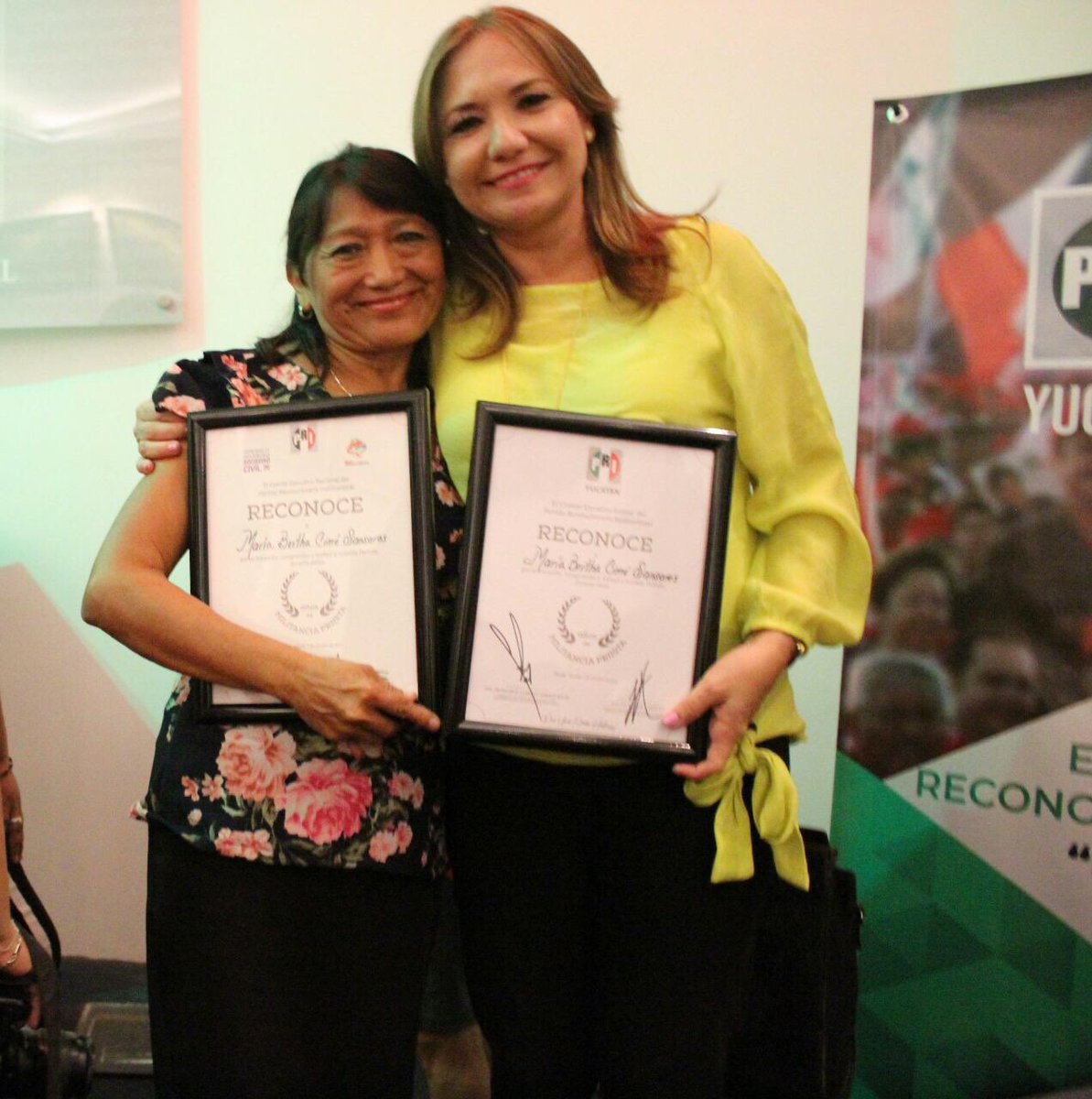 karlarfb13's tweet photo. Fue un orgullo compartir tan emotiva reunión con los pilares de nuestro partido en Yucatán.  Mujeres y Hombres que han dedicado su vida al PRI y hoy se les hizo un merecido reconocimiento en la primera edición de " Mi vida en el PRI ". ¡Muchas Felicidades y Muchas gracias! https://t.co/R9yzUAiBbx