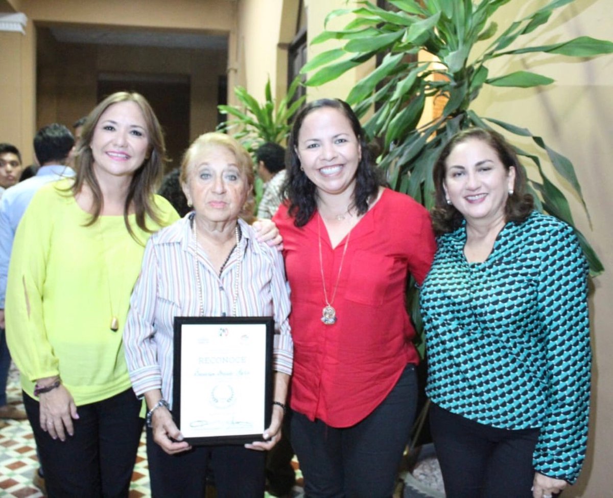 karlarfb13's tweet photo. Fue un orgullo compartir tan emotiva reunión con los pilares de nuestro partido en Yucatán.  Mujeres y Hombres que han dedicado su vida al PRI y hoy se les hizo un merecido reconocimiento en la primera edición de " Mi vida en el PRI ". ¡Muchas Felicidades y Muchas gracias! https://t.co/R9yzUAiBbx