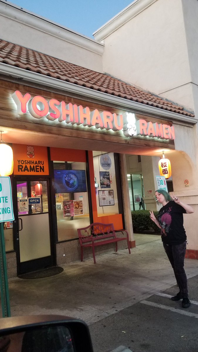 hidefanKittyKat's tweet photo. Itadakimasu! 🙏
It's a Sake & Ramen night out with my best friend hehe. 😸🍜🍵🍶💞
#BestFriendDate #RamenLover #YoshiharuRamen https://t.co/rN0Mwp7bzY