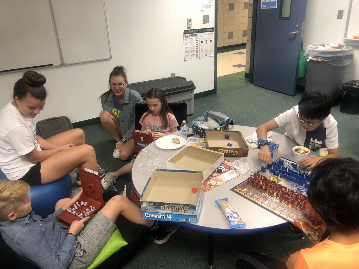 Kennedy_Heather's tweet image. What could make lunch bunch even better? Our @SlcPALs coming to hang out with our @EubanksDragons kiddos!