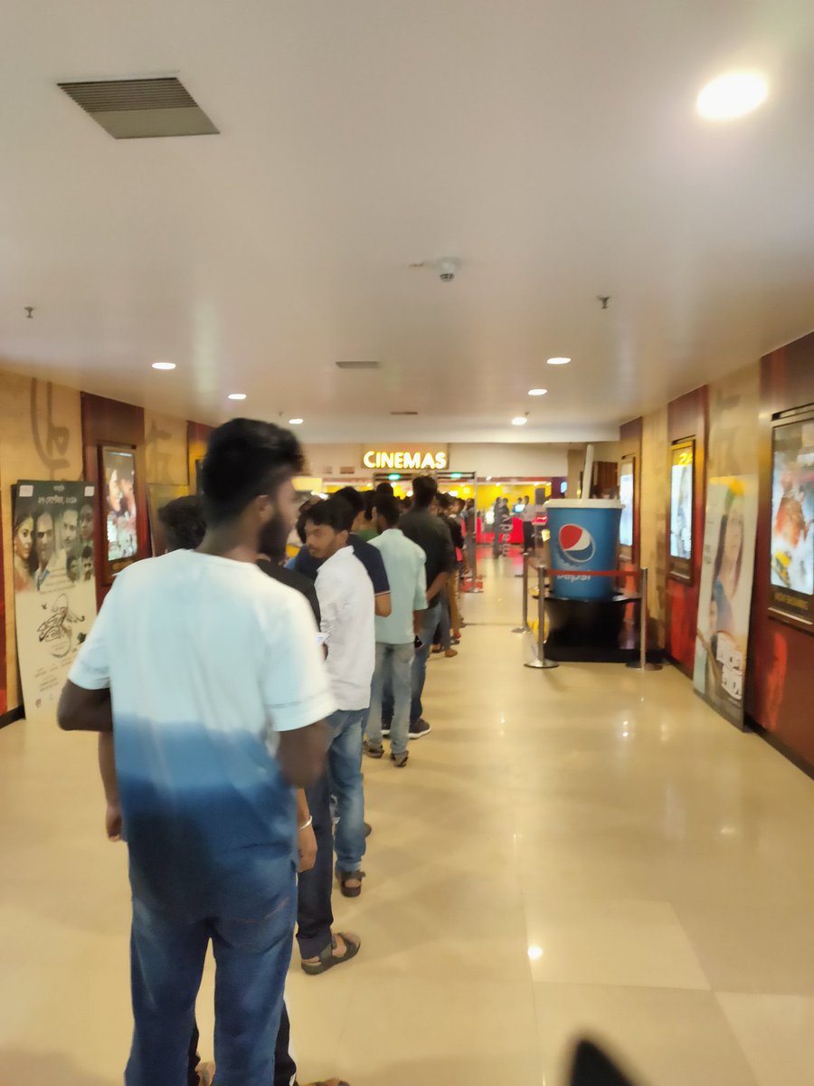 iSudipD's tweet photo. All the Shows are Housefull...@iHrithik sir just look at it... Let The War Begin.... #FDFS #WAR_DAY https://t.co/5KRfheHEoU