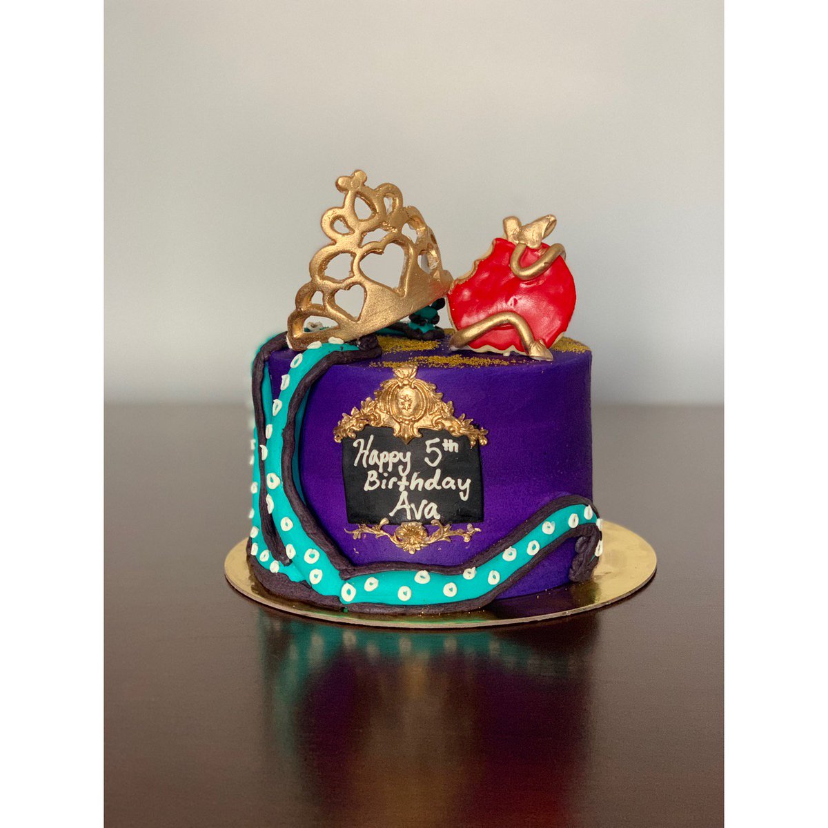 TheCupcakePoet's tweet photo. Descendants Cake ๐๐
.#thecupcakepoet #descendants #descendants3 #descendantscake #cake #buttercream #fondantdecoration #crown #birthdaycake #5thbirthday #cameronboyce #goldlusterdust #redapplecookies #jerseycity #hoboken #edison #statenisland #newyork #nj #newjersey #nyc https://t.co/rlQEwUBwBj