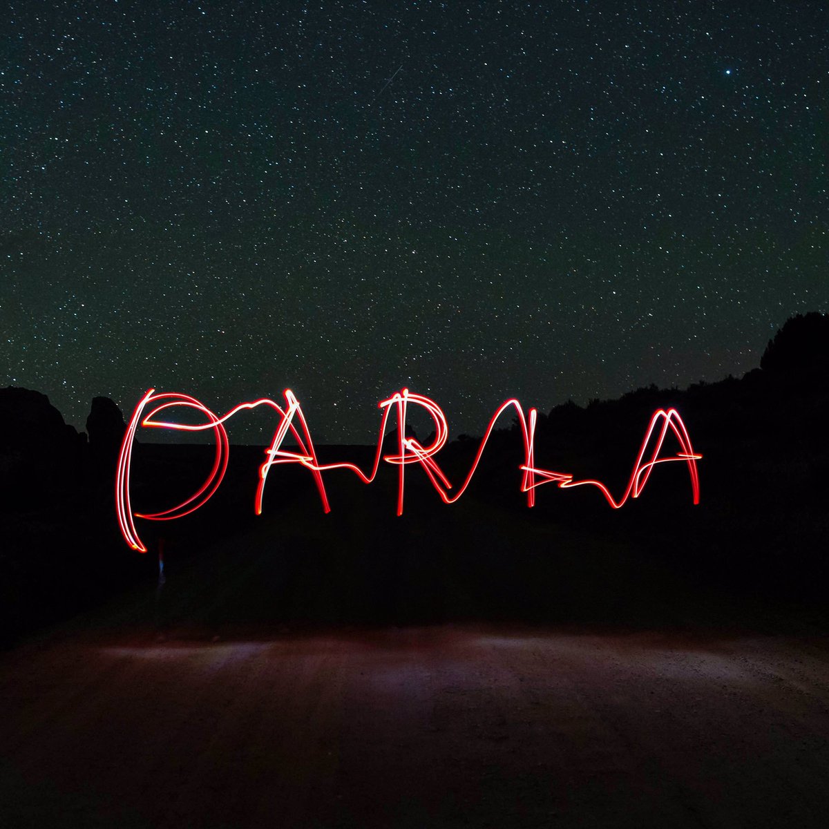 LouBrutus's tweet image. DARLA! When last I was in Idaho, I used a small light to write out Darla&apos;s the Wonder Dog&apos;s name under the brilliant canopy of stars. There is the streak of a small meteor in the upper center, while the planet Jupiter shines in the upper right. #LightWriting
