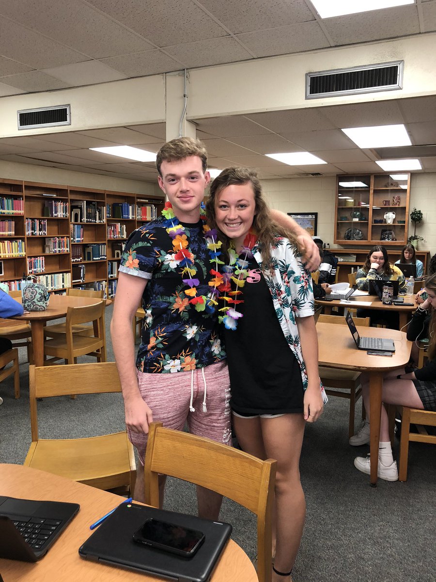 unionpinespirit's tweet photo. vikings ❤️ Hawaiian day 🌺 #letsgouphs #vikingstrong https://t.co/A2flp8KEaR