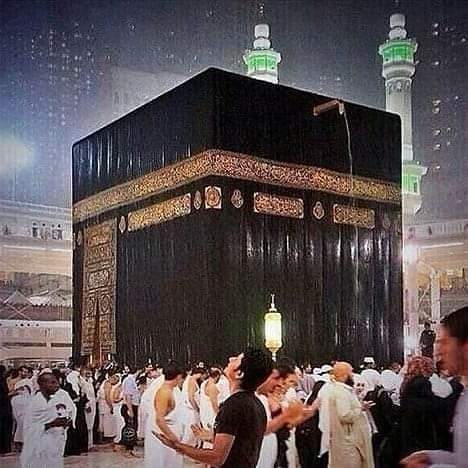 "#AŞK"

İşitin ey yârenler, kıymetli nesnedir "Aşk"
Değmelere verilmez, hürmetli nesnedir "Aşk"

Hem cefadır hem safa,  Hamza'yı attı kaf'a
Aşk iledir Mustafa, devletli nesnedir "Aşk"