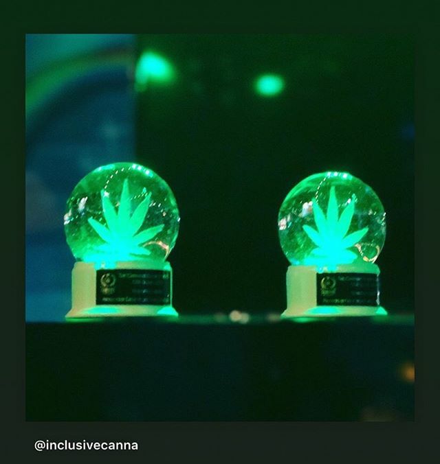cannabis_awards's tweet photo. #cannabisbusinessawards #cannabisglobes #cbaglobes #cba #cannabisawards #cannabizawds #cloverleaf #chloevillano #cloverleafuniversity #GRAMMY®️Museum #dtla #la #losangeles #california #420 #cannabis #awards https://t.co/J3Q1ytUwhq https://t.co/opDg1RVPmE