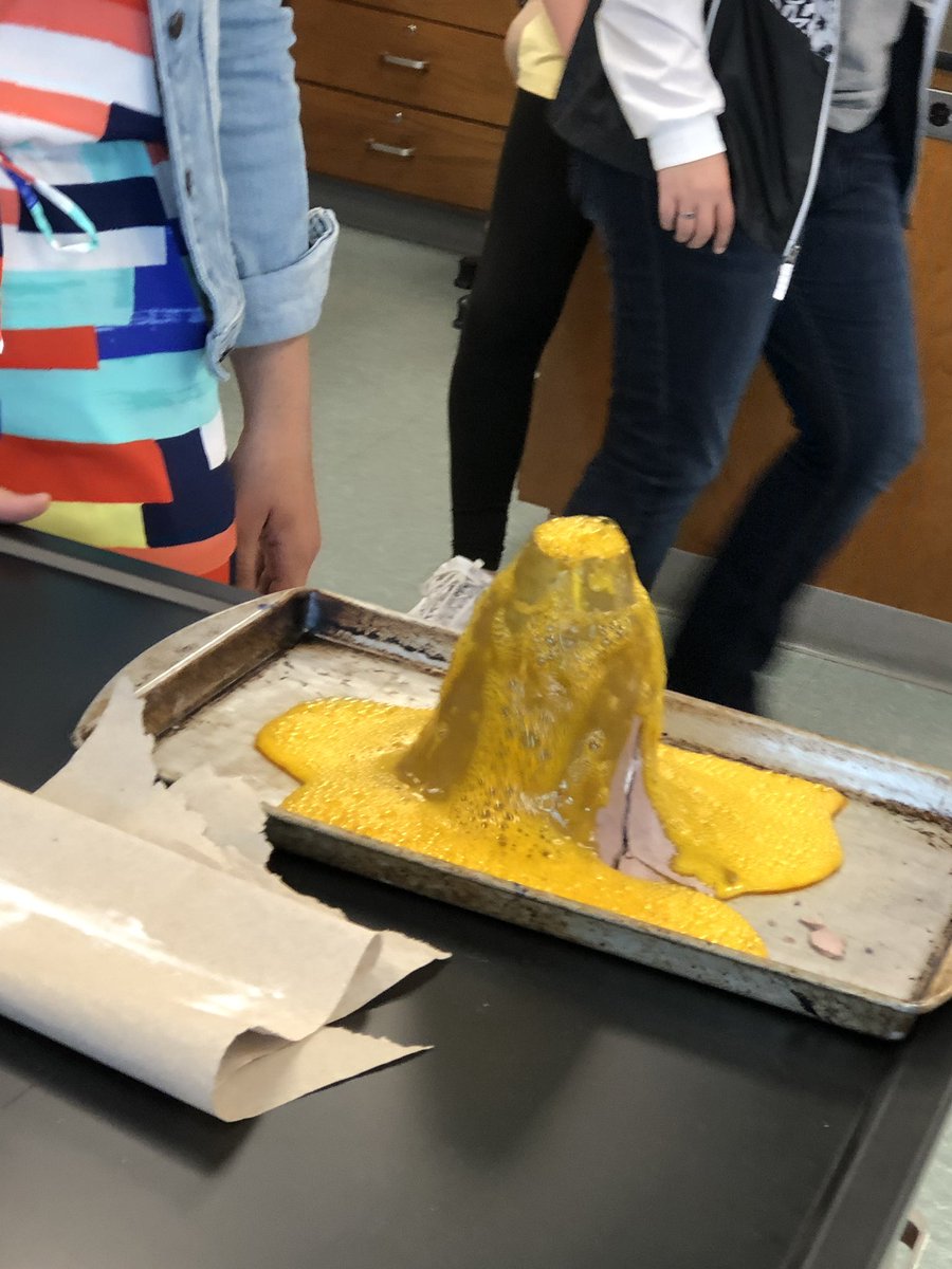 edwardsclass108's tweet photo. Violet demonstrating a Mt.Vesuvius eruption 🌋 #volcanoproject #igneousrock #earthspace  #education https://t.co/KtcWm3AMkz