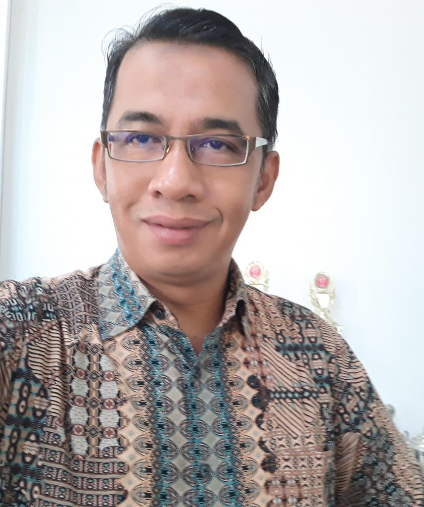 Semangat pagiiii
#HariBatikNasional 
Ternyata pakai batik asyik juga lho, nyo budayakan batik Indonesia