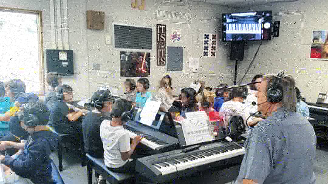 ErickaMacon's tweet photo. Today my little musicians worked on finger placement on the key  boards in music! 🎹🎶🎵

#opshares #opmusic #publicschoolmusic https://t.co/MPATpNNFqQ