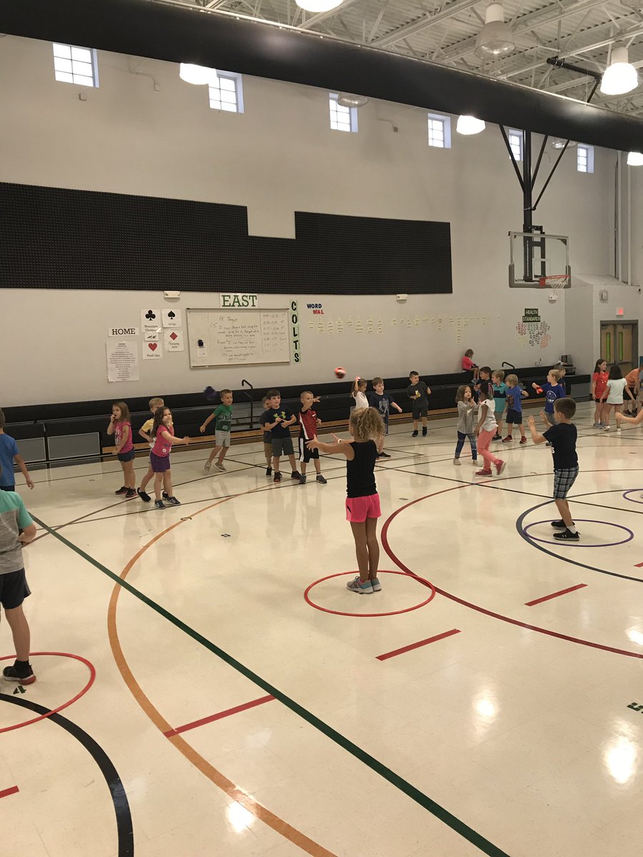 CarmelElem's tweet photo. ✨Spotlight on Special Areas✨
Kindergarten and 1st grade classes observed the zinnias, butterflies, bees,  and clouds, for a future Claude Monet inspired poppy field painting! 
1st graders have been working on their throwing and catching progression. #coltsinaction https://t.co/qrfAdfnlC4