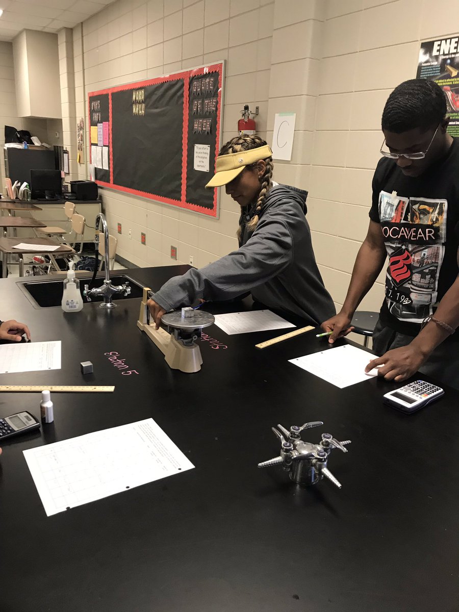 ArliePCooper's tweet image. “If you want to learn the science, you’ve got to put your hands 🖐🏻 on it!” And that’s exactly what we did today as we explored  density in Physical Science!🔬👨🏽‍🔬👩🏻‍🔬#sinkorfloat #WeAreRH  @CoachD_RHHS