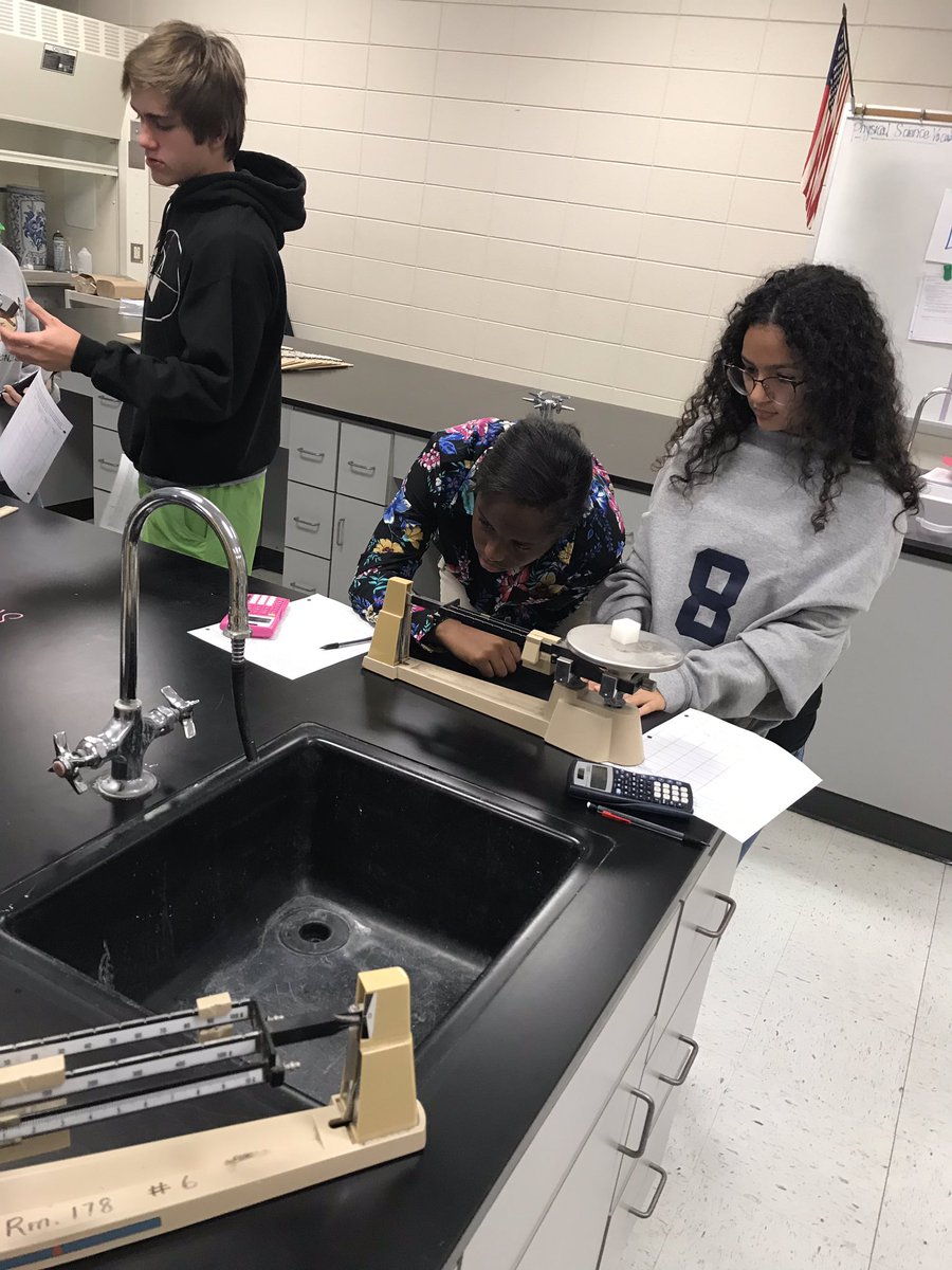 ArliePCooper's tweet image. “If you want to learn the science, you’ve got to put your hands 🖐🏻 on it!” And that’s exactly what we did today as we explored  density in Physical Science!🔬👨🏽‍🔬👩🏻‍🔬#sinkorfloat #WeAreRH  @CoachD_RHHS
