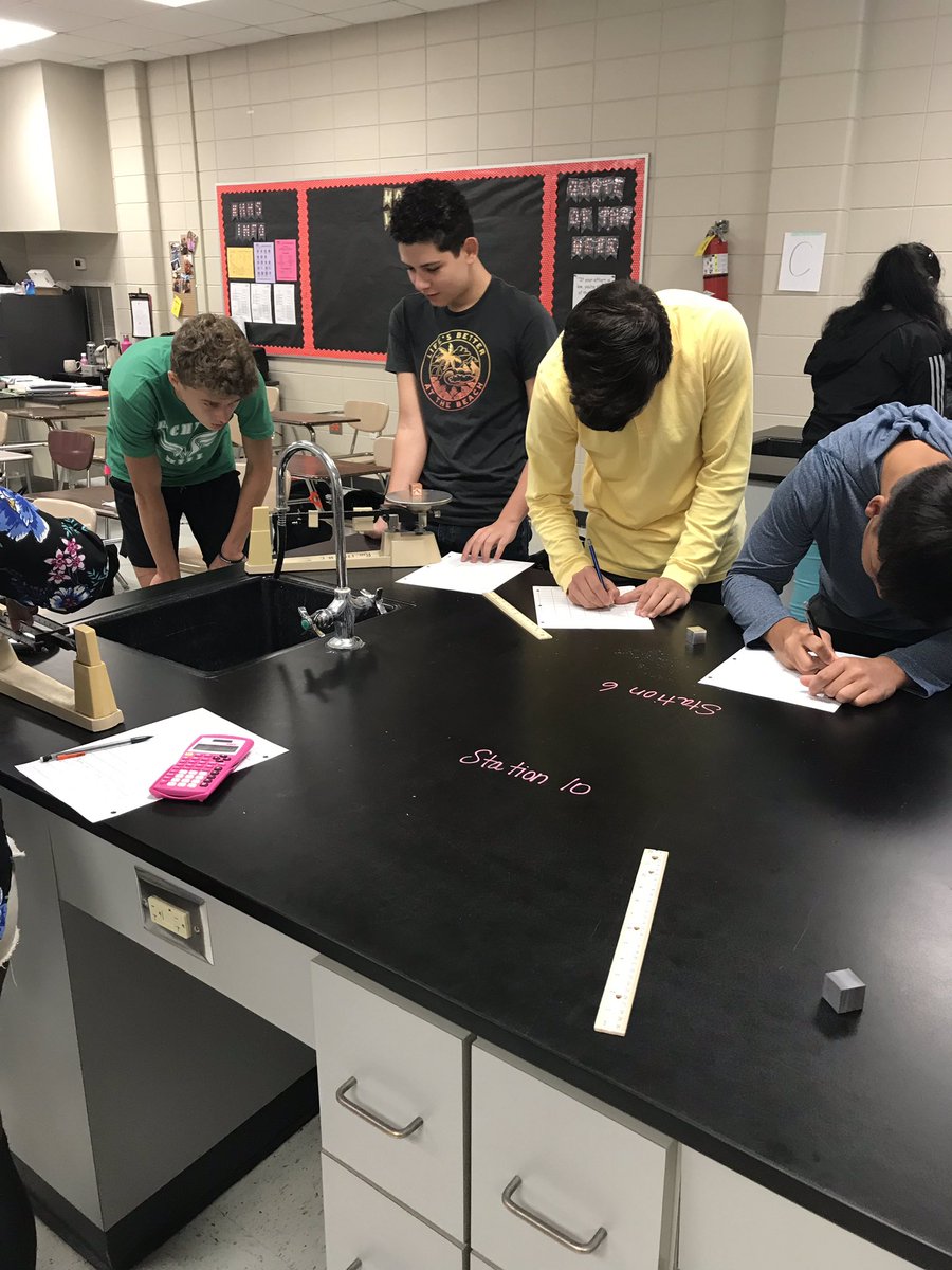 ArliePCooper's tweet image. “If you want to learn the science, you’ve got to put your hands 🖐🏻 on it!” And that’s exactly what we did today as we explored  density in Physical Science!🔬👨🏽‍🔬👩🏻‍🔬#sinkorfloat #WeAreRH  @CoachD_RHHS
