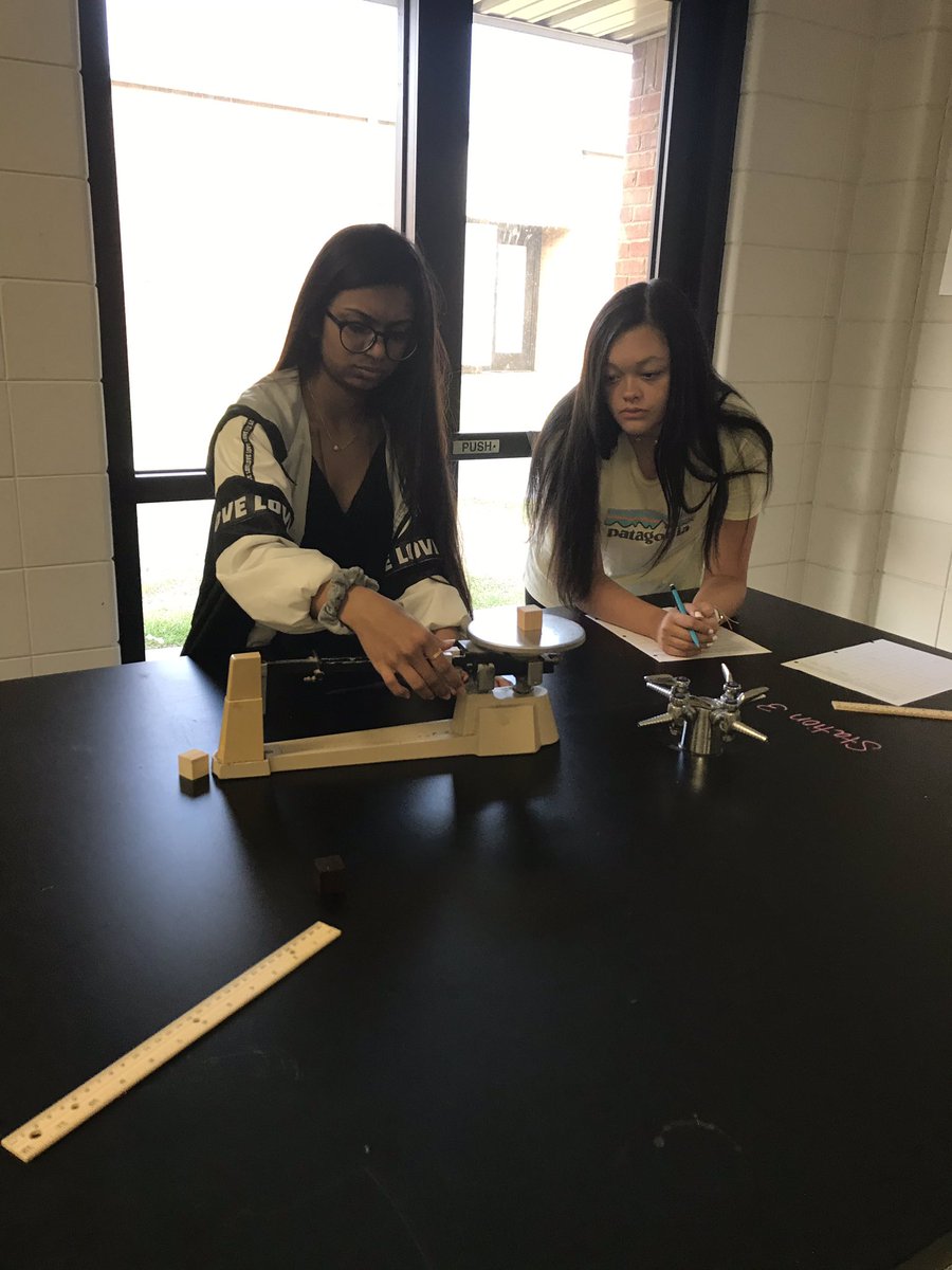 ArliePCooper's tweet image. “If you want to learn the science, you’ve got to put your hands 🖐🏻 on it!” And that’s exactly what we did today as we explored  density in Physical Science!🔬👨🏽‍🔬👩🏻‍🔬#sinkorfloat #WeAreRH  @CoachD_RHHS