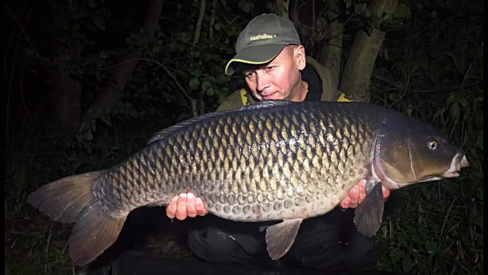 TaskaCarp's tweet photo. Talk about a team on fire.. we can hardly keep up with the big fish reports from Team Taska!
Next up is carp whisperer  and Taska consultant Mike Jones as he adds 2 more beauties to his album! 
Taska Baseline products giving perfect presentation everytime!
#taskacarp #teamtaska https://t.co/wdgByIR7LP