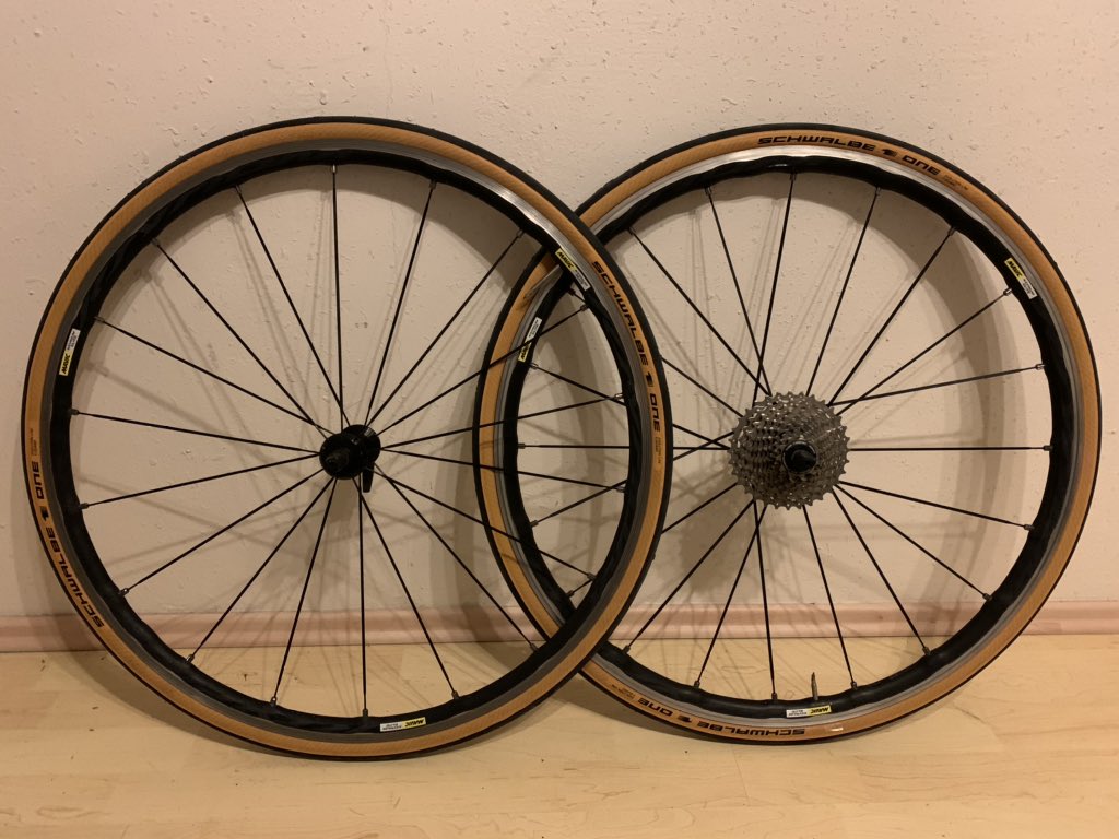 ondraschoffka's tweet photo. Jestliže kola dělaj´ auto, můžou pláště dělat kola? ;)
#Schwalbe #OneEvo #bajk #cajk https://t.co/kRmsaYeyBL