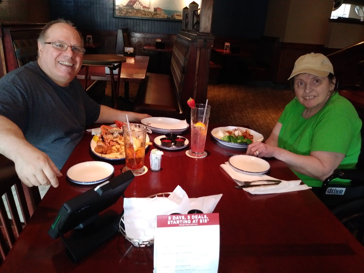 AFalconiero's tweet photo. We celebrated both of our birthdays at Red Lobster today. https://t.co/a9bTFlXtP4