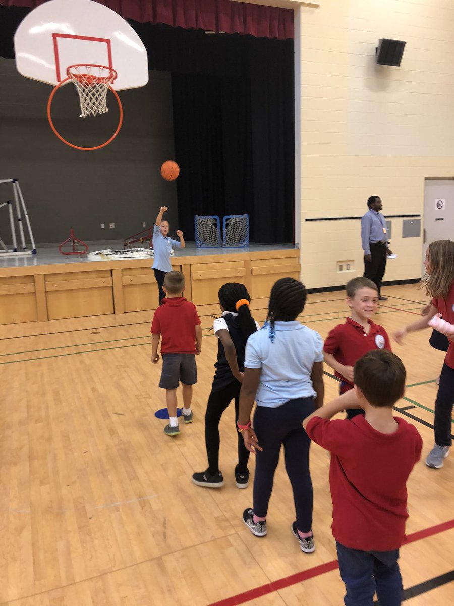 EECStMichel's tweet photo. Nous nous sommes bien amusés lors de l’activité Terry Fox cet après-midi ! Nous avons fait une course avec plusieurs stations, à l’école et au parc ! Merci aux organisateurs et aux élèves de 6e qui ont aidé ! #terryfox #courseterryfox #marcheterryfox #course #activitephysique https://t.co/jZLLdw85jV