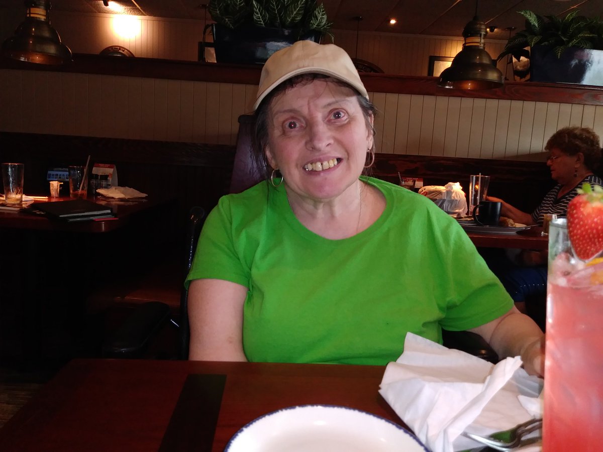 AFalconiero's tweet photo. We celebrated both of our birthdays at Red Lobster today. https://t.co/a9bTFlXtP4