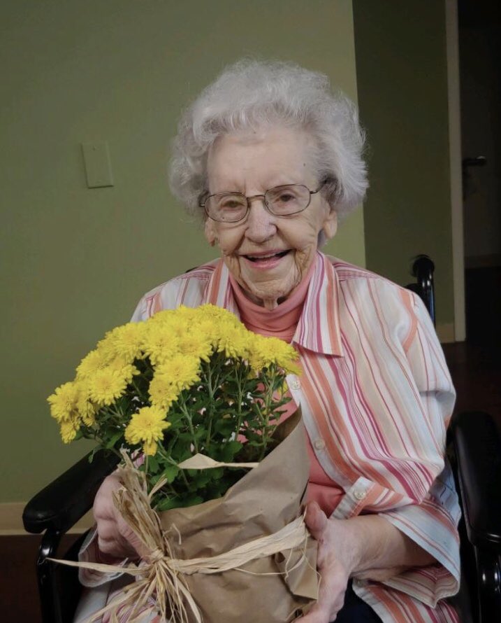 FranciscanHCC's tweet photo. Happy Fall Y’all from everyone @FranciscanHCC! A busy day here at Fran as we created works of “heart” 🧡🧡🧡 #HappyFall #FranciscanFun #TrilogyLiving https://t.co/7v7TeqvuP9