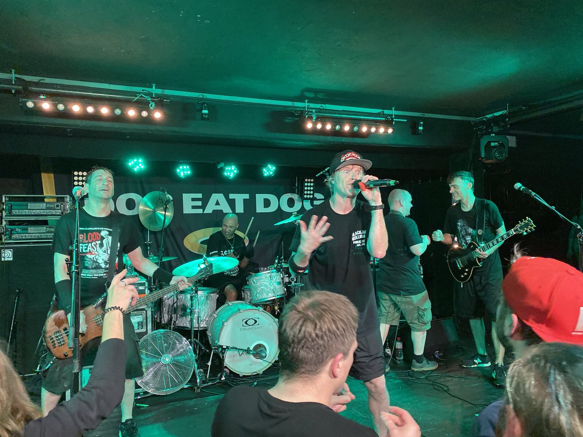 mountiemania's tweet photo. Now this was epic #dogeatdog at Kaiserkeller #hamburg pure energy, passion and lots of fun. Thanks guys #nofronts #funnelking #goodtimes #music #livemusic #onstage https://t.co/qA7ii1Glpc