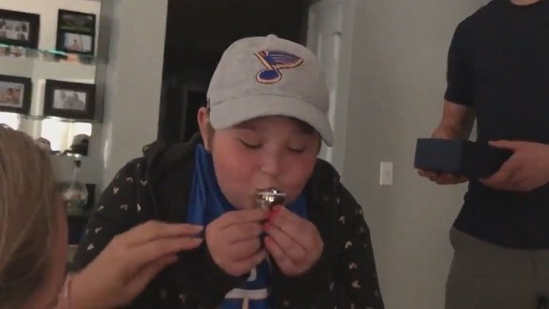BarDown's tweet image. .@Steener20 and Colton Parayko surprised @StLouisBlues superfan Laila Anderson with her own Stanley Cup champions ring. 😊 VIDEO @ bardown.com/alex-steen-col…