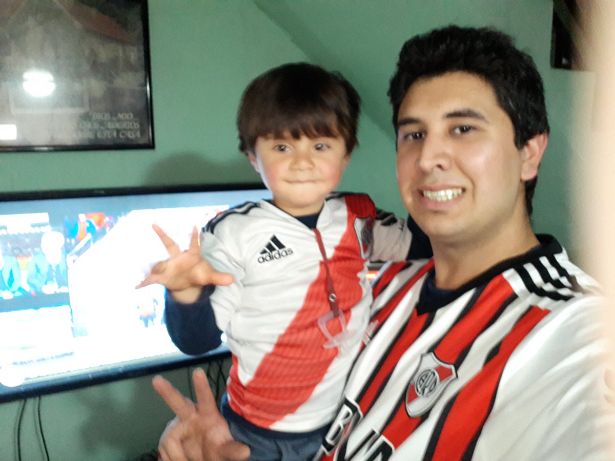 Lucas99243745's tweet photo. Alentando a #RiverxFox 3 A 1 https://t.co/bwkEkS2JC1
