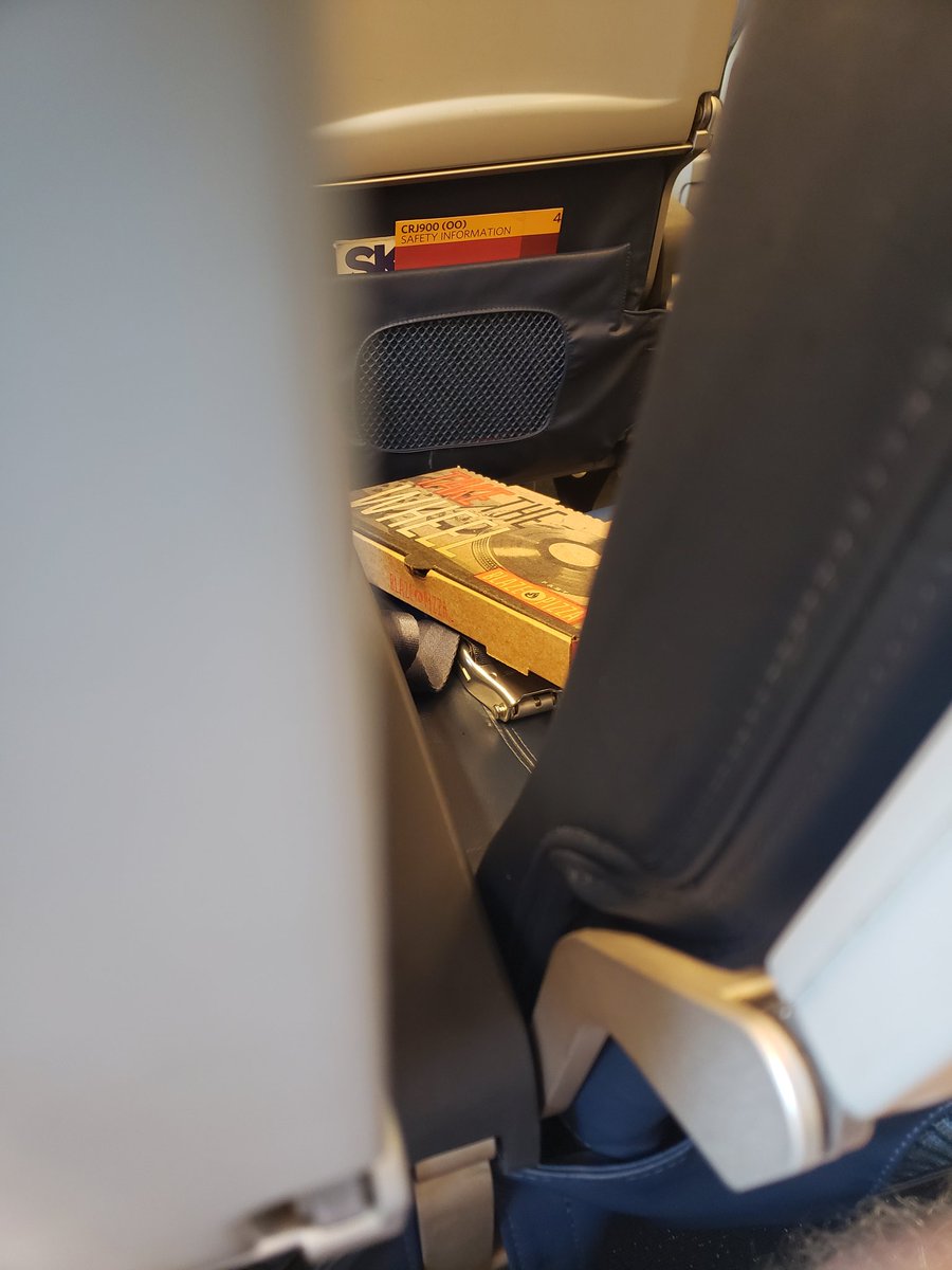 TheTuvoc's tweet photo. Sum1 bought their #blazepizza a plane ticket @Oshikorosu @beastyv3 kappa https://t.co/ZKNQ3oFG7S
