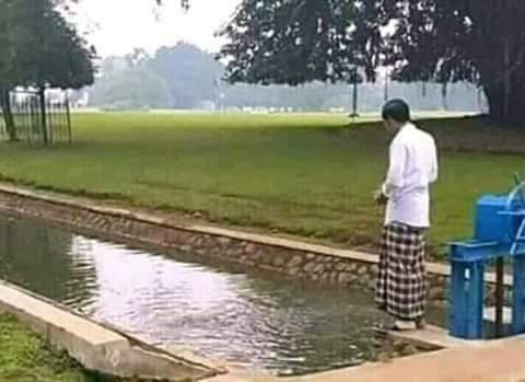 Pemilih @Jokowi Yth,

Tolong kawal Pria ini sampai dia dilantik tgl 20.10.2019 karena dia akan bertugas selamatkan harta kalian

1. Rp.7000T Rezim Orba
2. Rp.4.4M dari Yayasan Cendana
3. Rp.11T. Bakrie Group cq Lapindo

NB: Tolong kasi tau Mahasiswa ya, ben melek...