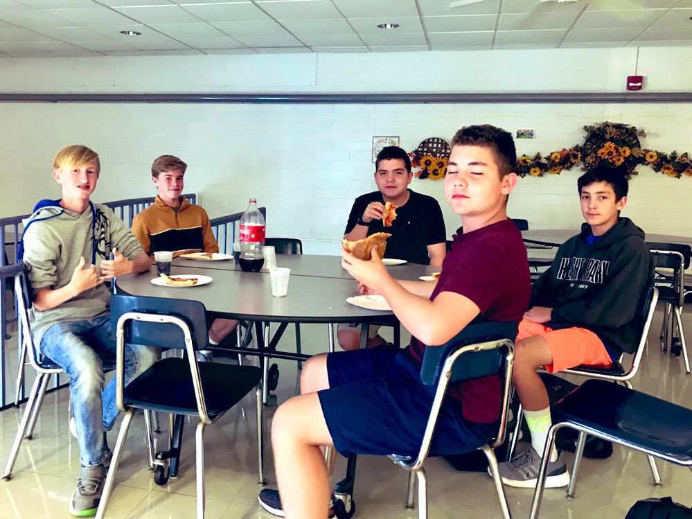 aschlosser_PSD's tweet photo. 🎉Link Crew Pizza Palooza 🍕 🍕 @PiperLiterature @palisdPHS @BoomerangPrjct #palisd https://t.co/fS65C3ujrZ