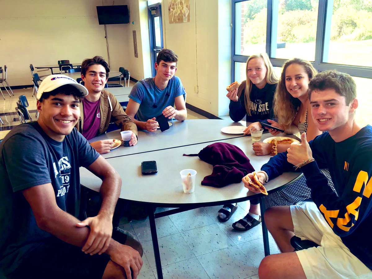 aschlosser_PSD's tweet photo. 🎉Link Crew Pizza Palooza 🍕 🍕 @PiperLiterature @palisdPHS @BoomerangPrjct #palisd https://t.co/fS65C3ujrZ