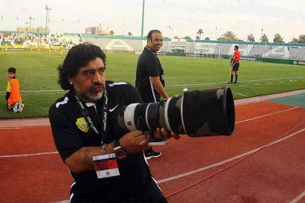 Hoy les quiero contar la historia de una foto. No es la que acompaña este tuit. Pero como tiene que ver con Maradona,  fotos y Al Wasl, bien valía la pena para iniciar.

Es una de los recuerdos que con más cariño guardo de aquella etapa. A ver si lo puedo contar bien.