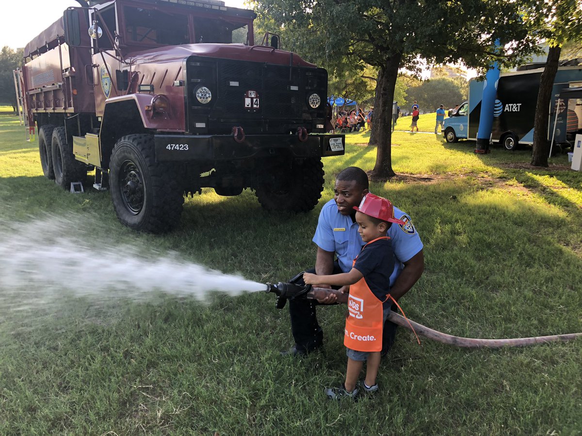 PioHouston's tweet photo. HFD taking part in Greenspoint National Night Out @HoustonFire https://t.co/uGQ4ginuOu