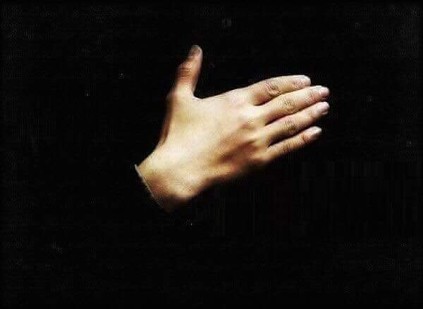 Bir Arif elini kalbine götürdü; 
'burası var ya' dedi. 
'taşa toprağa gerek kalmadan insanın gömüldüğü tek yer..! “