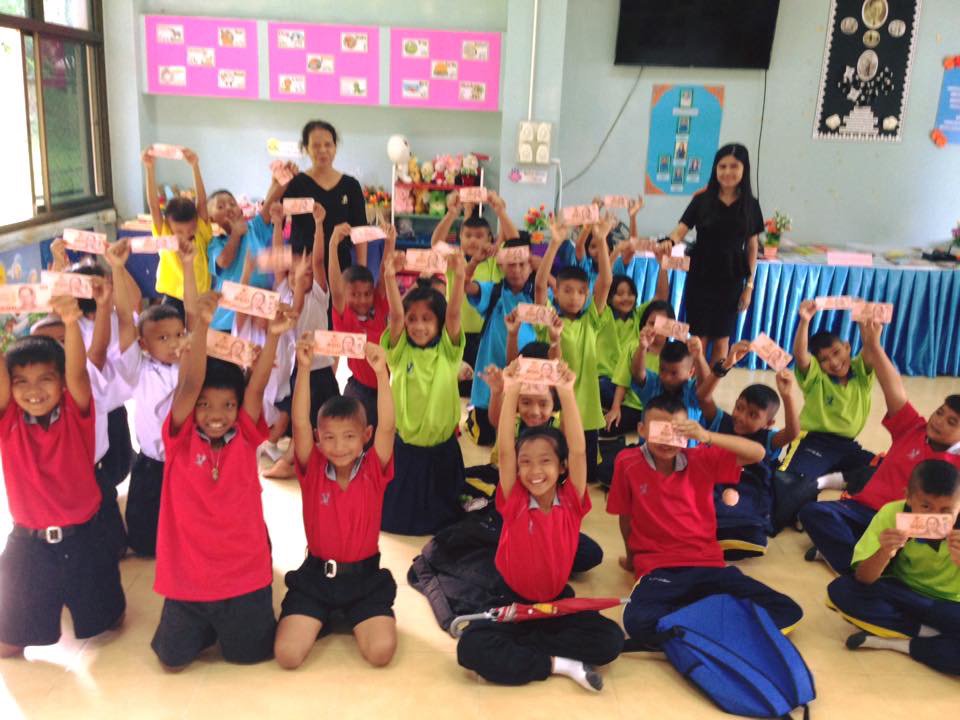 atwave's tweet photo. Children receiving their weekly allowance. #service #donate #charity To make a donation to support our efforts please visit - https://t.co/67BKqgUVFE https://t.co/vXVedUSiyL