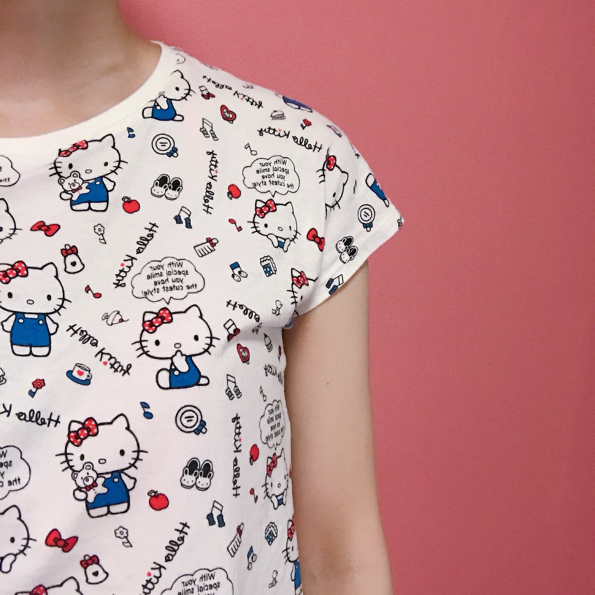 肩幅広いとtシャツの袖が短くなって泣く キシダチカのイラスト