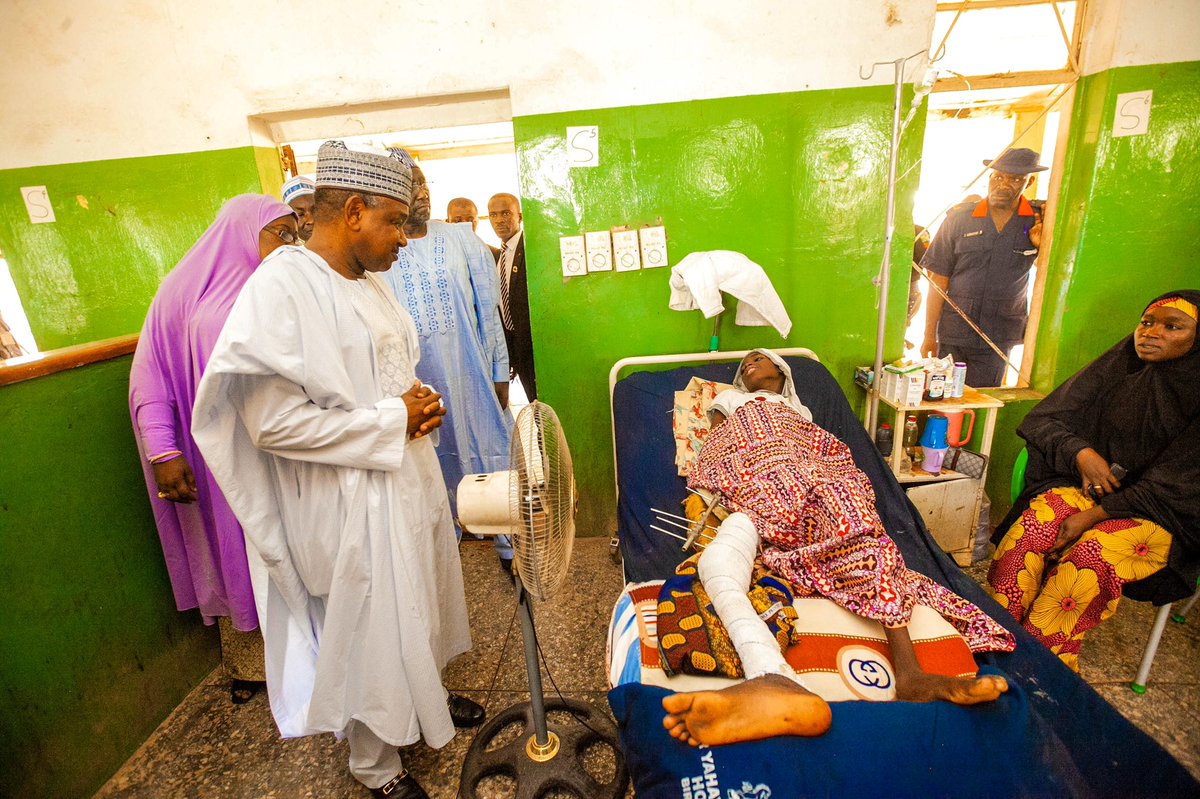KBStGovt's tweet photo. Gov @AABagudu visit to Hospital in commemoration of Nigeria’s 59th independence.
#symh #atikubagudu #naija59 https://t.co/vRF6Vz6Jo2