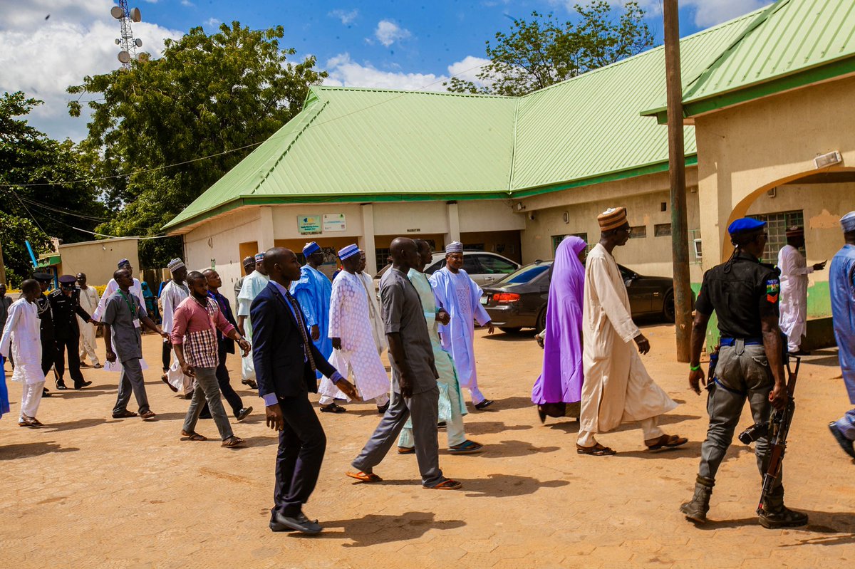 KBStGovt's tweet photo. Gov @AABagudu visit to Hospital in commemoration of Nigeria’s 59th independence.
#symh #atikubagudu #naija59 https://t.co/vRF6Vz6Jo2