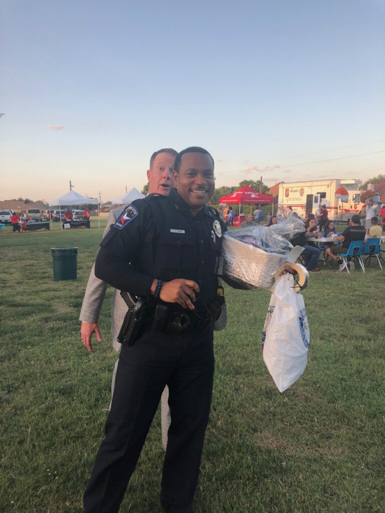 Photobomb a cop day in Mesquite.  Enjoying National night out.  Thanks to all the volunteers and first responders for bringing neighbors together. ⁦<a href="/cityofmesquite/">City of Mesquite, Texas</a>⁩ ⁦@MesqPoliceAssoc⁩