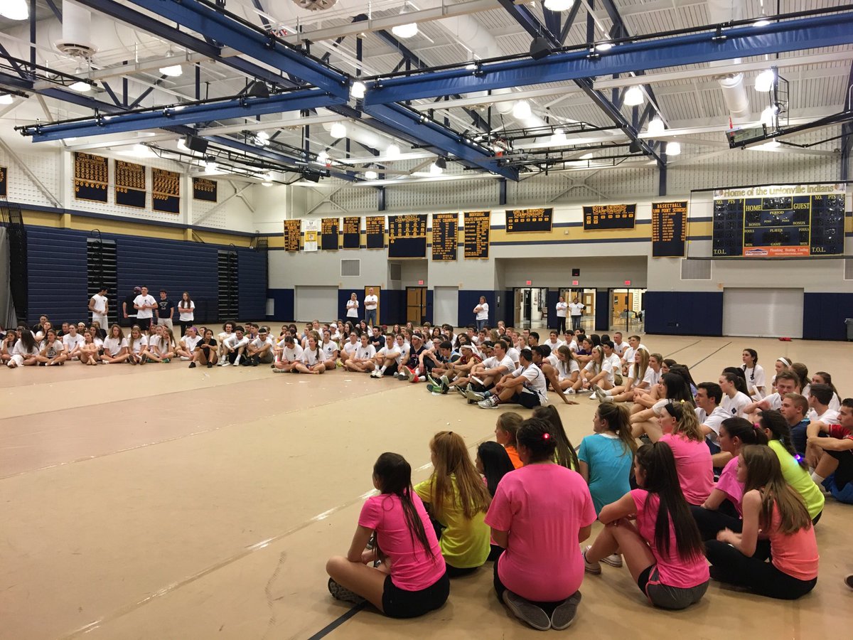 UHSminithon's tweet photo. Year 1, April 2016. UTHON founder @sophieewilks wanted to create a mini thon. With a skeleton crew of pals and huge help from her family @ahwilks  @DaveEWilks and Eliza, she organized a 6 hour event and raised $12,583 for the kids. The bar was set, and UTHON was born. #uthon https://t.co/GDlGfQJoCZ