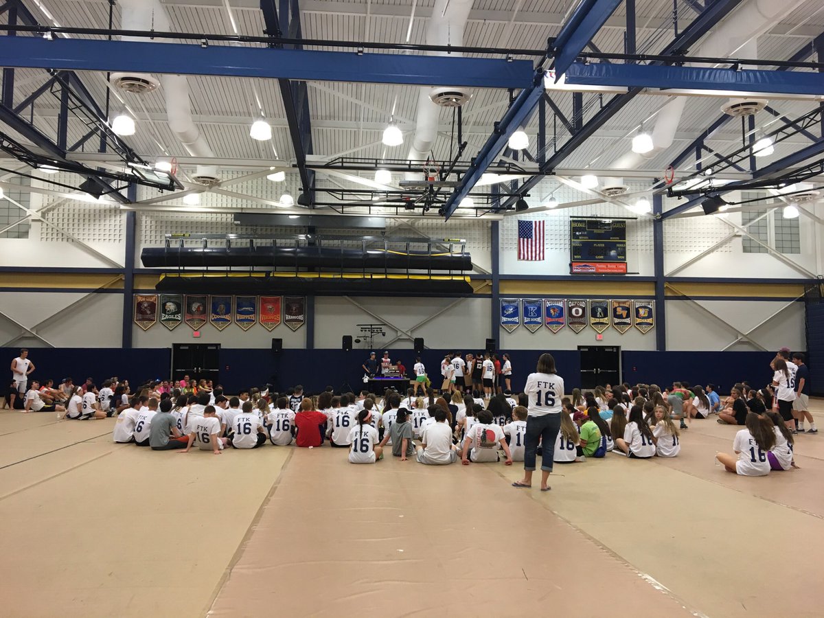 UHSminithon's tweet photo. Year 1, April 2016. UTHON founder @sophieewilks wanted to create a mini thon. With a skeleton crew of pals and huge help from her family @ahwilks  @DaveEWilks and Eliza, she organized a 6 hour event and raised $12,583 for the kids. The bar was set, and UTHON was born. #uthon https://t.co/GDlGfQJoCZ