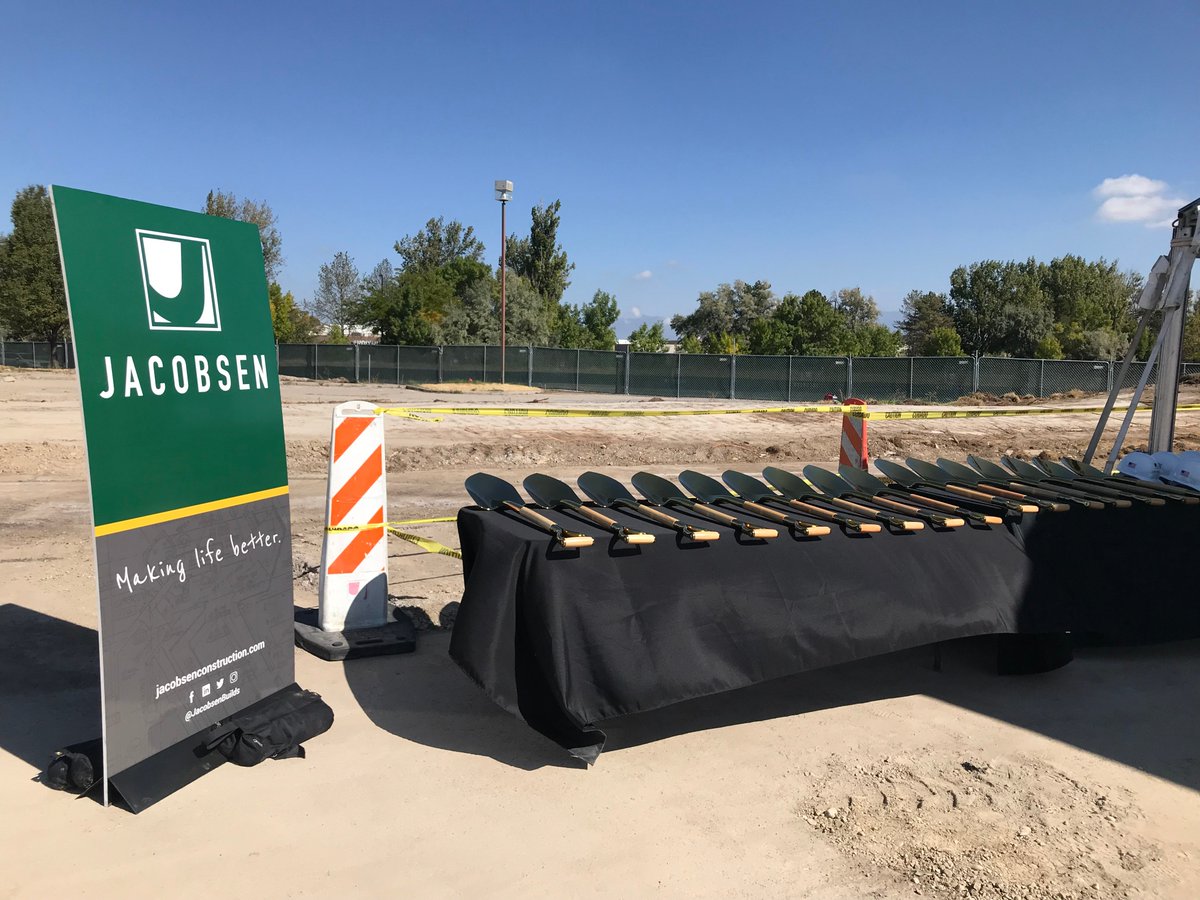 JacobsenBuilds's tweet photo. At today's groundbreaking, Jacobsen's President & CEO Doug Welling shared his thoughts about our new building, "This new HQ represents the best of the past, present and future of Jacobsen... congrats to all on this historic date!"
#JCCNewHQ #WatchUsBuild #MakingLifeBetter https://t.co/fNMYcUq92Y