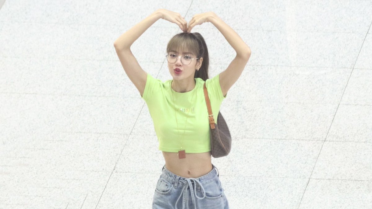bimong_fancam's tweet photo. #블랙핑크 (#BLACKPINK) #리사 (#Lisa) 출국 [인천공항] 4K 직캠 Fancam by 비몽 Incheon Airport Departure <2019.10.02>

https://t.co/CSd7Y3OPbi https://t.co/gt5xvBRDSC