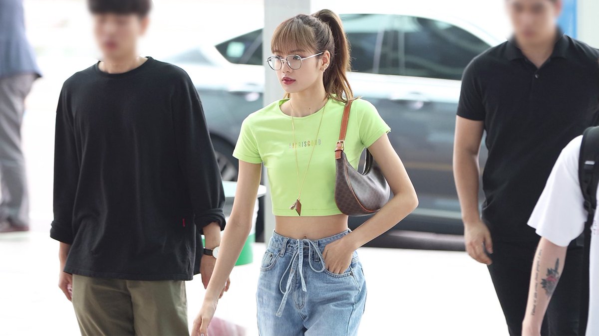 bimong_fancam's tweet photo. #블랙핑크 (#BLACKPINK) #리사 (#Lisa) 출국 [인천공항] 4K 직캠 Fancam by 비몽 Incheon Airport Departure <2019.10.02>

https://t.co/CSd7Y3OPbi https://t.co/gt5xvBRDSC