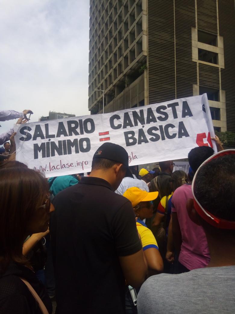 La_Guarura's tweet photo. Cerrado comedores para los petroleros, sin embargo vemos a diario como salen comidas de estas instalaciones para los cuerpo represivos del Estado #PdvsaNoRespetaContratoPetrolero
#SalarioIgualACanastaBasica @MQuevedoF @pdvsawillrangel @EduardoPinateS 
@FUTPV https://t.co/Lmec5srK2p