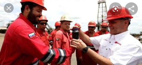 La_Guarura's tweet photo. Siguen robando retroactividad d prestaciones d nómina mayor, jubilados perciben una pensión d salario mínimo 40.000Bs mensuales violando LeyOrgánicaTrabajadores y  Constitución #PdvsaNoRespetaContratoPetrolero
#SalarioIgualACanastaBasica @pdvsawillrangel @EduardoPinateS 
@FUTPV https://t.co/diCrJtNxzO