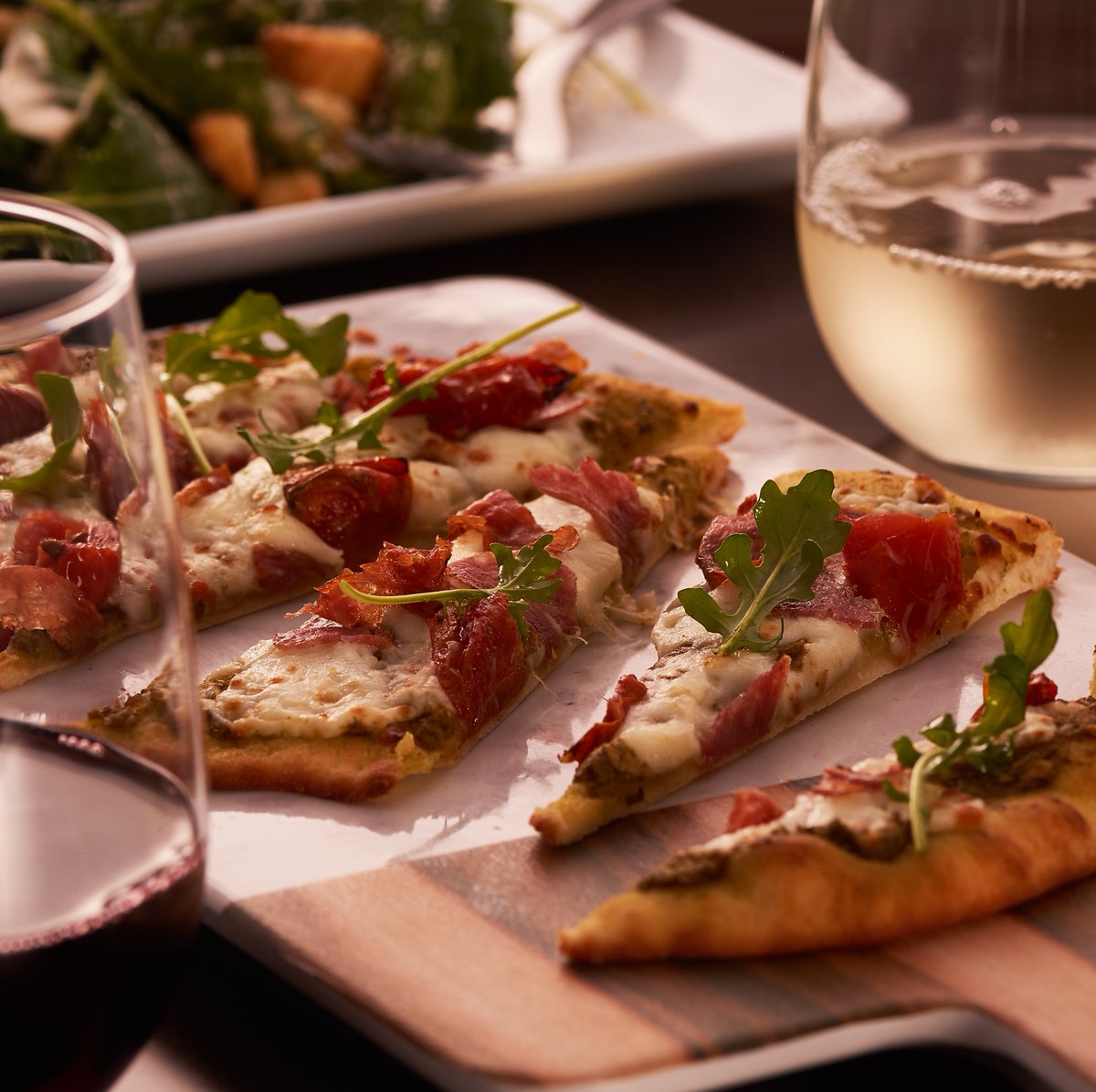 HyattPlaceYYC's tweet photo. Relax and unwind in our lounge!
Try our P&S Flatbread with one of our feature wines!
#DinnerIsServed #CoffeetoCocktails #FeatureWine #CraftBeef #CraftCocktails #LocallySourced #AllNatural #GoodEats #HyattPlace #HyattPlaceYYC #HyattHotels #Calgary #YYCHotels #WhySettle https://t.co/vX52nnf9de
