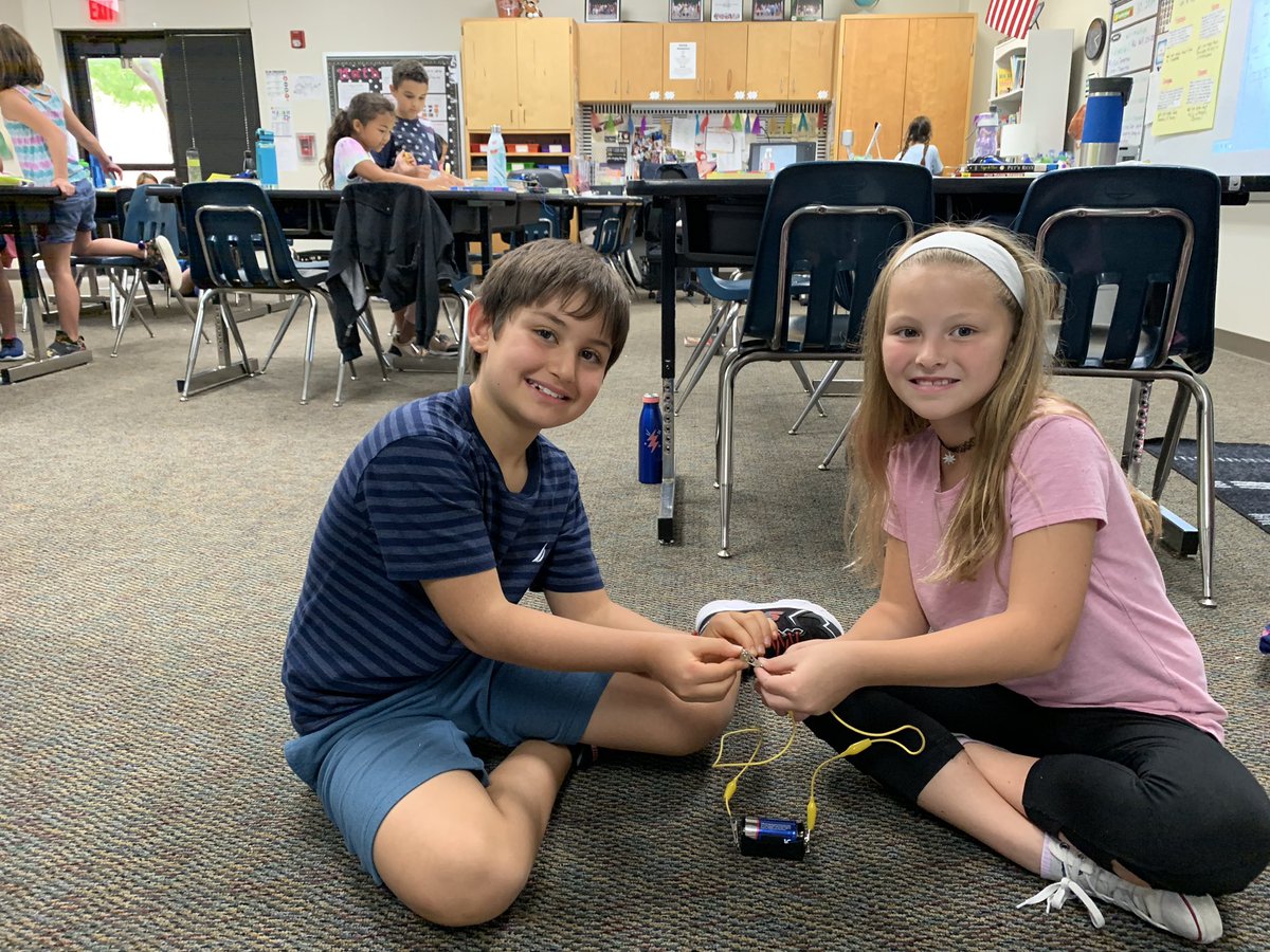 weluv2learn's tweet photo. 4th Graders are learning all about circuits! @StrongBobcats #beverlylearns https://t.co/AjEldr9As1