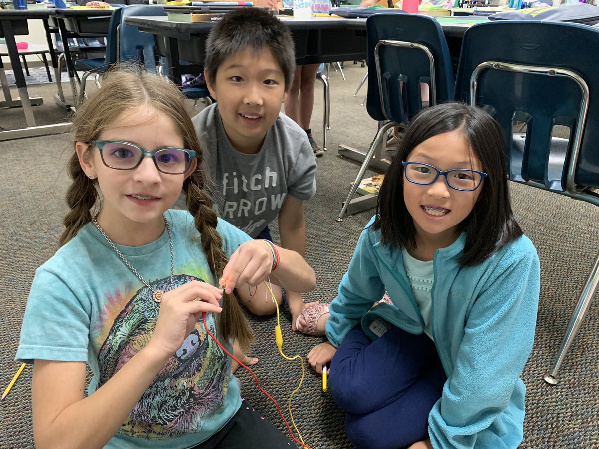 weluv2learn's tweet photo. 4th Graders are learning all about circuits! @StrongBobcats #beverlylearns https://t.co/AjEldr9As1